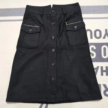 블랙 타이트 스커트 버튼 포함 리본 디자인