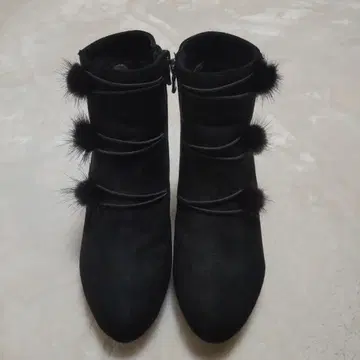 퍼 달린 블랙 스웨이드 부티