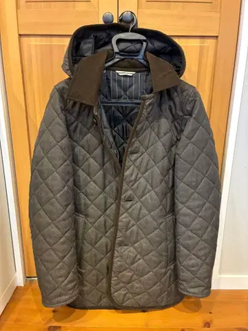 다크 브라운 퀼팅 자켓 후드 부착