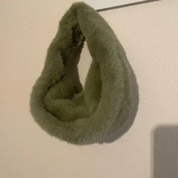 ZARA 올리브 그린 퍼 핸드백