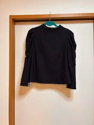 보더스 앳 발코니 네이비 퍼프 슬리브 상의 긴팔