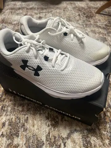 언더아머 DELUXE 화이트 스니커즈