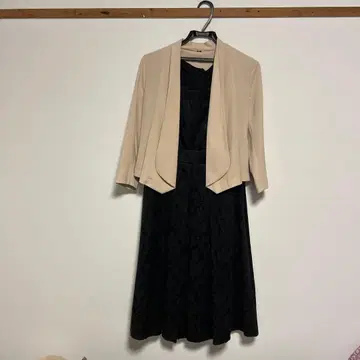 베이지 자켓과 블랙 레이스 드레스 세트