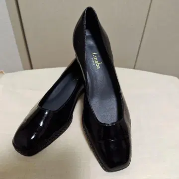 t.inaba 블랙 에나멜 스퀘어토 펌프스