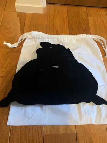 라들로 셔링 핸들백 M (Velvet) (블랙/F)