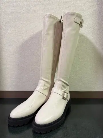 [ Diana ] 화이트 롱 부츠 통굽 버클 포함