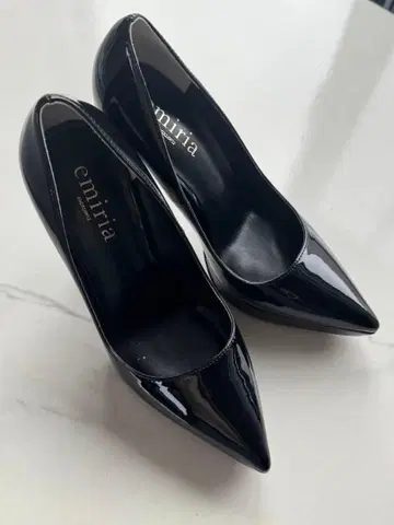 블랙 에나멜 펌프스