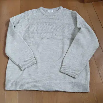 JUNRED 베이지 케이블 짜임 니트 스웨터