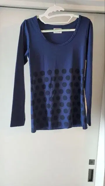네이비 도트 무늬 긴팔 T셔츠