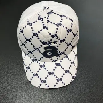 아르치비오 화이트 별 패턴 캡 a 로고 포함