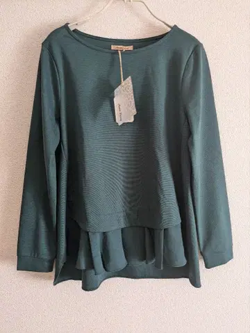 다크 그린 프릴 밑단 긴팔 T셔츠