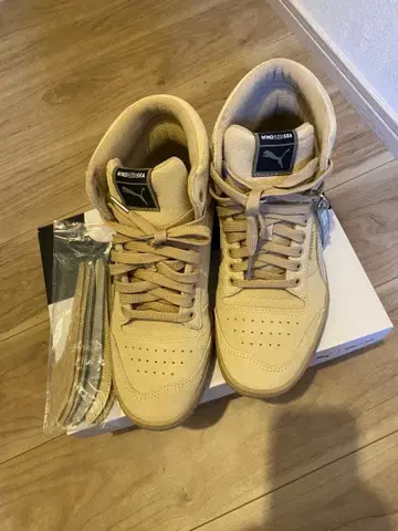 윈드앤씨 x PUMA 베이지 하이컷 스니커즈 여분 끈 포함