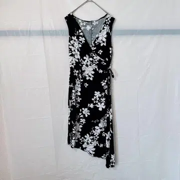 한정품 블랙 화이트 꽃무늬 슬리브리스 랩 드레스 원피스 블랙