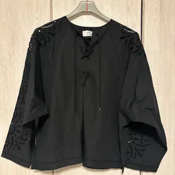 1er Arrondissements 블랙 자수 긴팔 셔츠