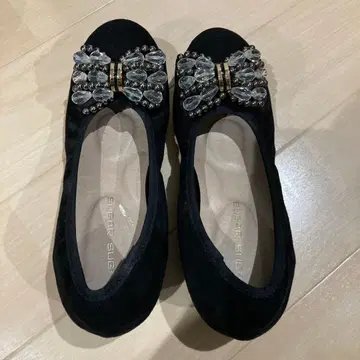 비쥬 장식 리본 블랙 플랫슈즈