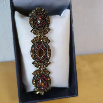 빈티지풍 빨간색과 금색 팔찌