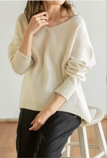 NOBLE 미들 게이지 V넥 풀오버 니트