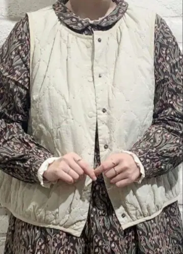 새상품 TSUHARU 충전솜 자수 퀼팅 베스트