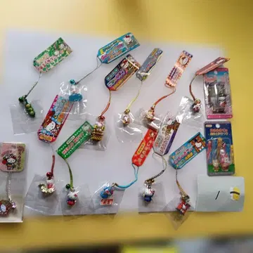 지역 한정 헬로키티 묶음 판매 스트랩, 지퍼 마스코트 등 14개 1