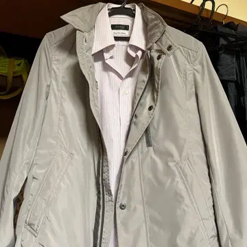 그레이 나일론 자켓, 내포켓 부착, 얇은 핑크 스트랩 셔츠 포함