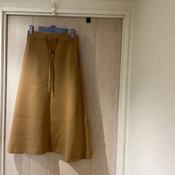 마리콴트 베이지 플레어 스커트