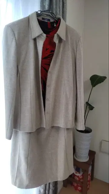 베이지 스커트 셋업 빨간색 꽃무늬 사이즈 LL