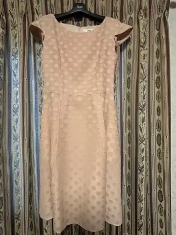 베이지 도트 무늬 반팔 무릎 기장 원피스