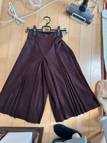 COMMECA 플리츠 가우초 팬츠