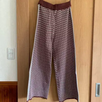 브라운과 화이트의 와이드 팬츠