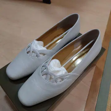 긴자 요시노야 화이트 가죽 플랫슈즈 컷 아웃 디자인