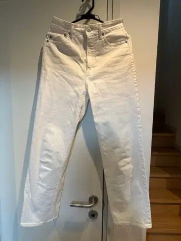 화이트 스트레이트 데님 팬츠