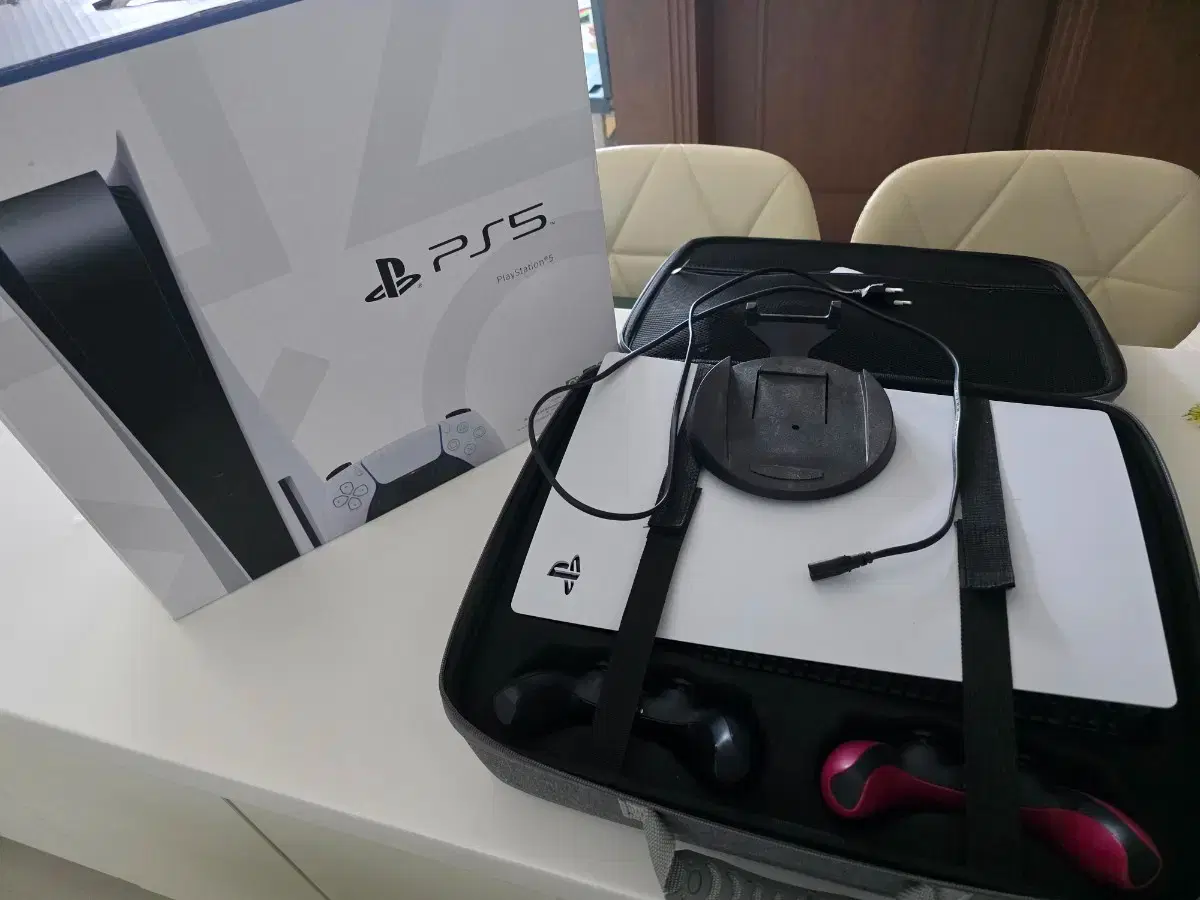 PS5 118A, 2 DualSense controllers