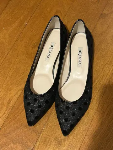 DIANA 블랙 도트 무늬 펌프스