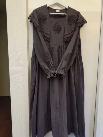 자수 장식 차콜 그레이 롱 드레스