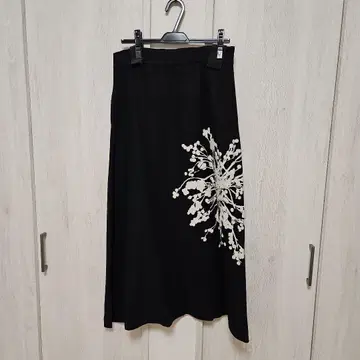 PLAIN PEOPLE 린넨 A라인 롱 스커트 블랙 꽃무늬