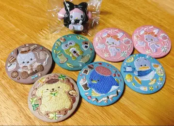 자수 캔뱃지 7개 세트와 피규어