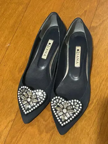 DIANA 네이비 하트형 비쥬 펌프스