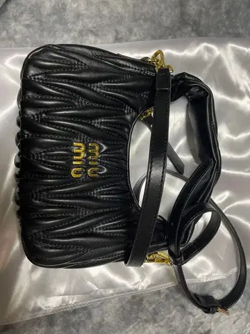 블랙 플리츠 디자인 숄더백