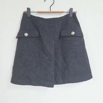 사다리꼴 스커트 다크 그레이 포켓 부착 버튼 디자인