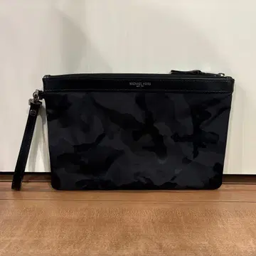 마이클코어스 다크 카모플라쥬 클러치백