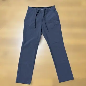 아디다스 남성용 시어서커 스트레치 로고 프린트 앵클 팬츠