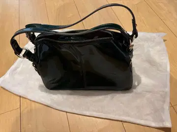 블랙 패턴트 레더 숄더백