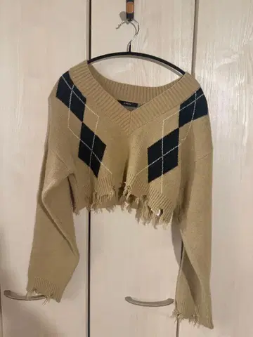 EMODA 아가일 무늬 크롭 니트