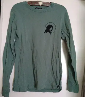 올리브 그린 긴팔 T셔츠 여성 실루엣 프린트