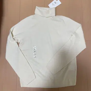 유니클로 터틀 캐시미어 니트 S 사이즈 아이보리