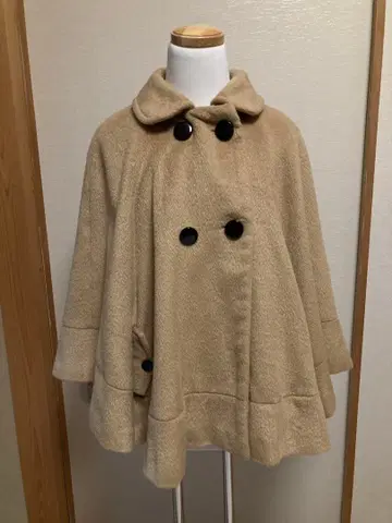 베이지 케이프 코트 블랙 버튼 포함
