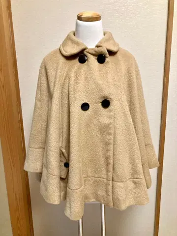 베이지 케이프 코트 판초 블랙 버튼 포함