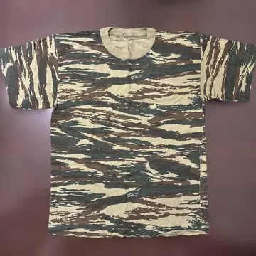 짧은 기장 카모 무늬 T셔츠