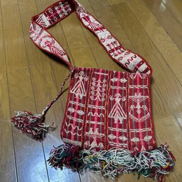 빨간색 자수 숄더백