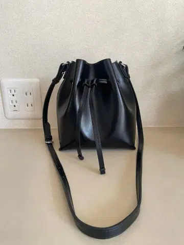 새상품급  YAHKI 블랙 가죽 버킷형 숄더백